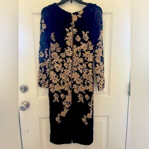 Elegant Xscape lace embroidered form-fitting dress - Size 8
